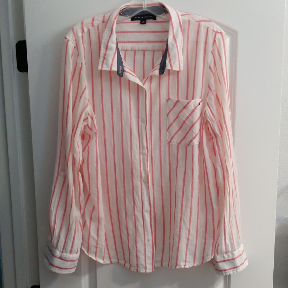 Tommy Hilfiger button-down shirt in white w/ coral stripes. Size XL